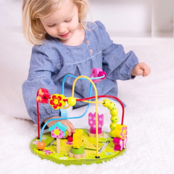 ילדה משחקת בצצוע התפתחות צבעוני