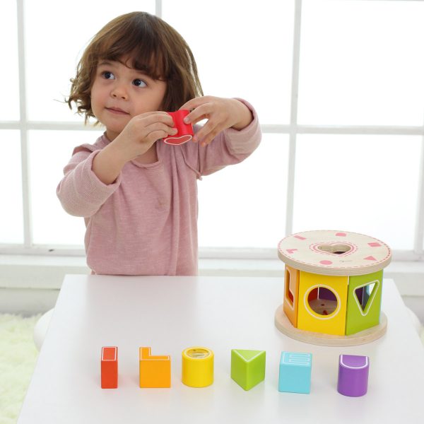 ילדה משחקת בקוביית חודשים צעצוע התפתחות