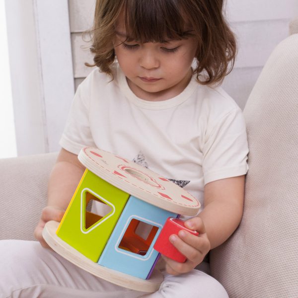 ילדה משחקת בקוביית חודשים צעצוע התפתחות