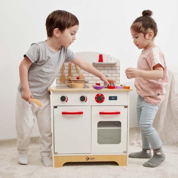 מטבח עץ - 2 ילדים משחקים בו