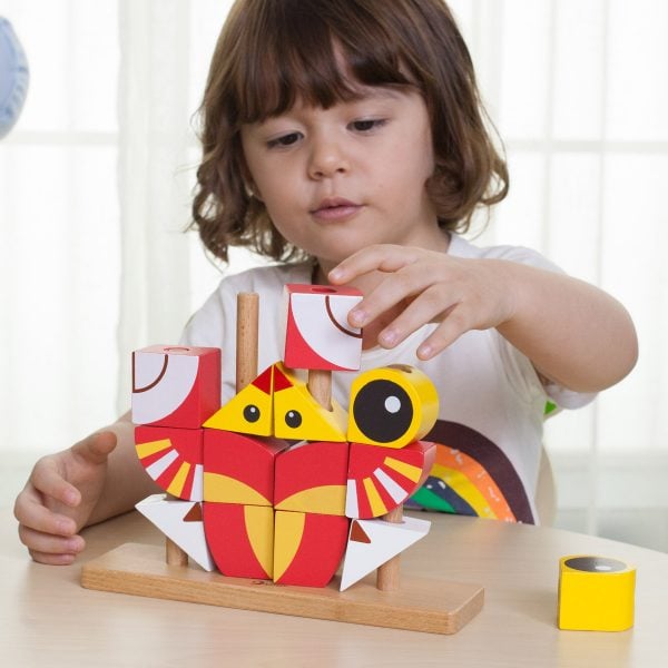 ילדה משחקת בקוביות להרכבה בצורת אריה