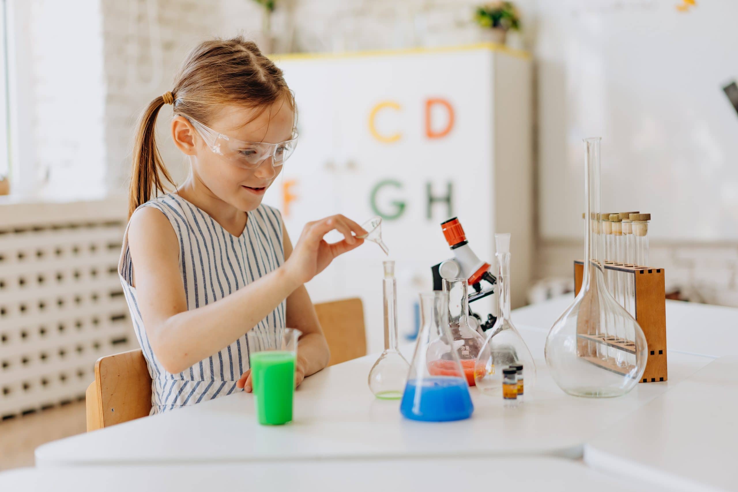 ילדה מקבל ערכת מדע כמתנה לגיל 5