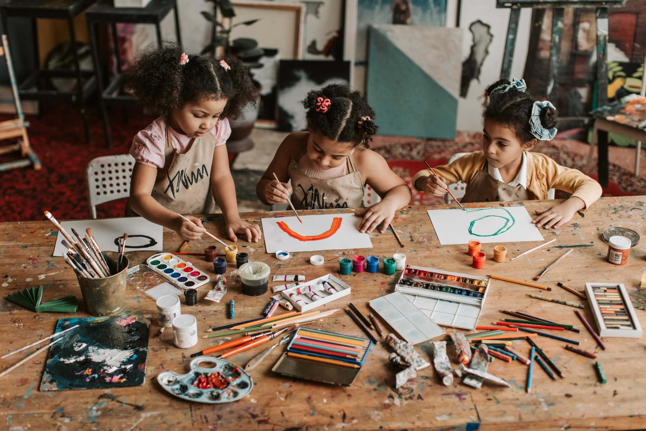 3 ילדות מציירות ועשות פעילות יצירתית לילדים