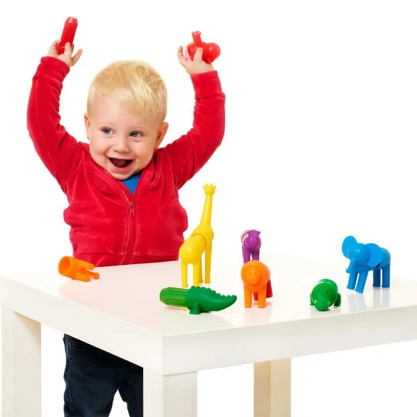 ילד בגיל שנה משחק בצעצוע הרכבה