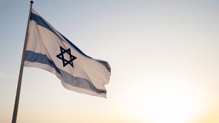 דגל ישראל על רקע שמים