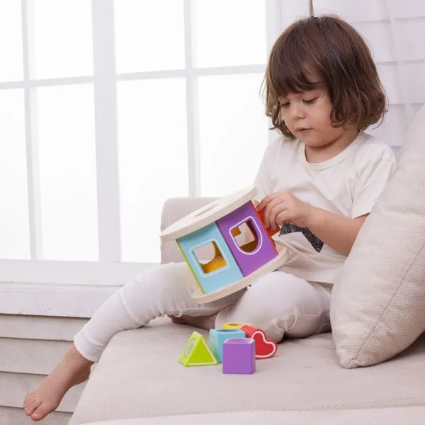ילדה משחקת במתנה צעצוע הרכבה שקיבלה לגיל שנה