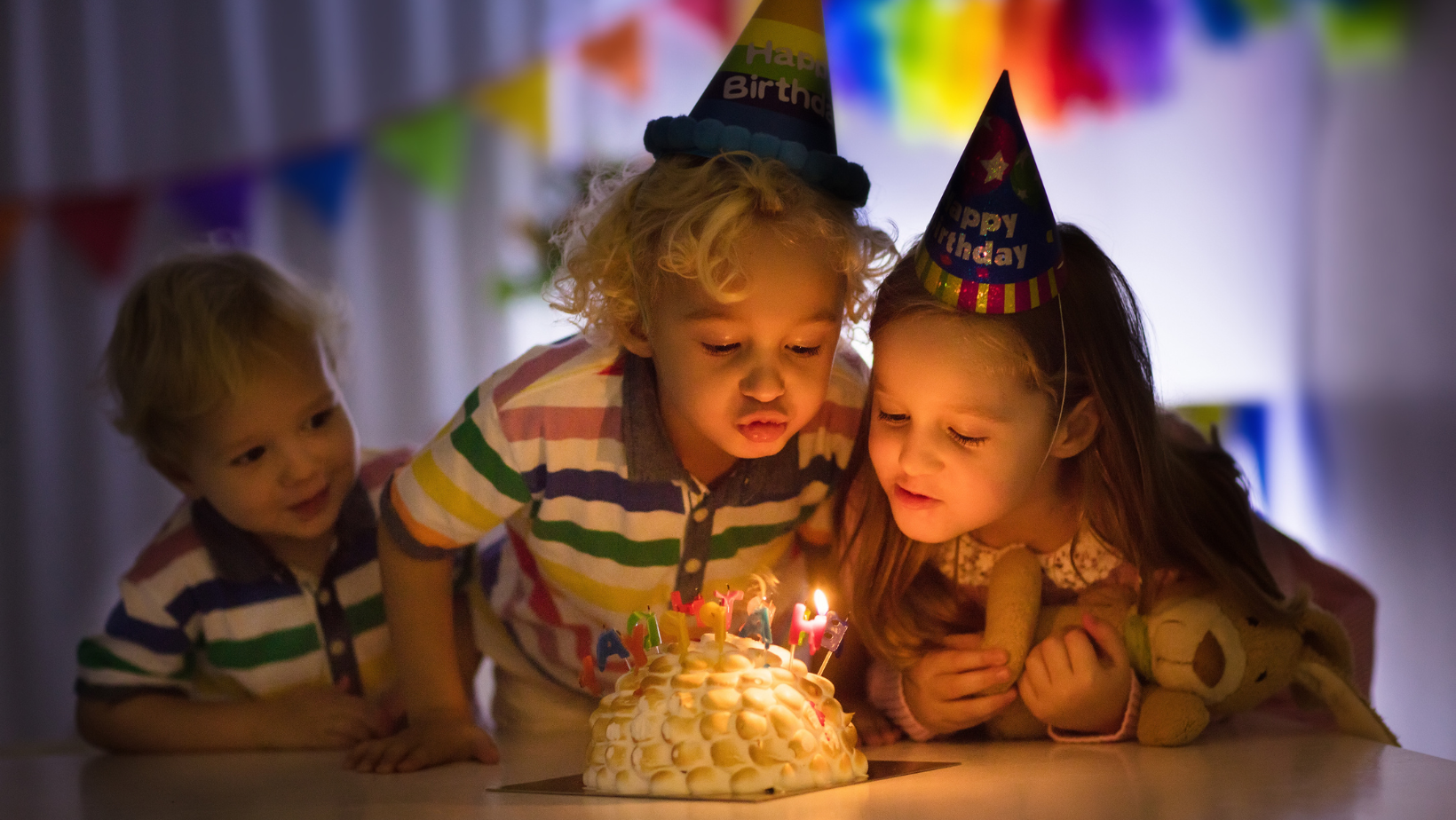 ילדים בגיל 4 נוספים על עוגה לכבוד היום הולדת