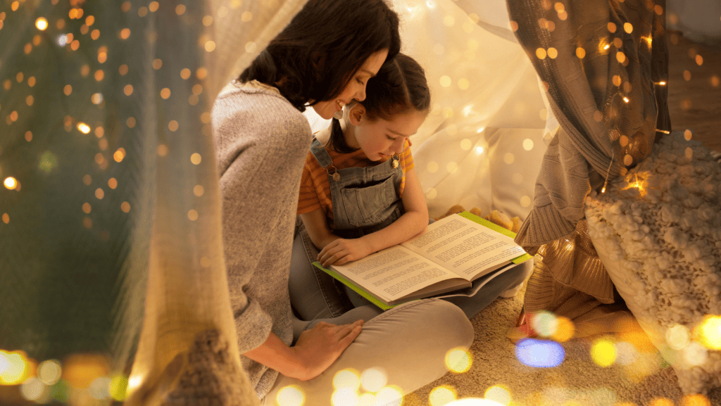 ילדה מקבלת ספר כמתנה לגיל 4