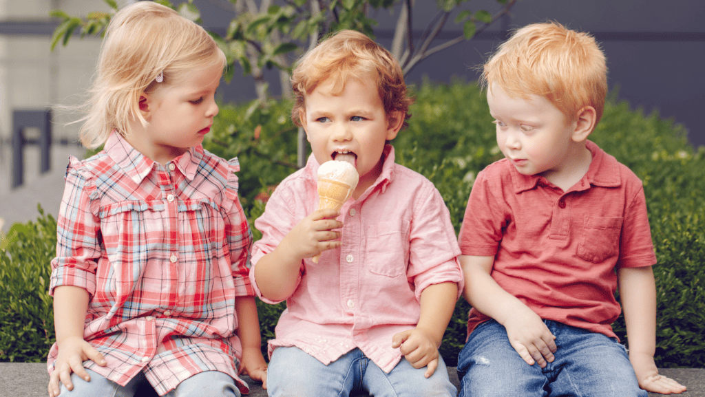 2 ילדים מקנאים בילד עם גלידה