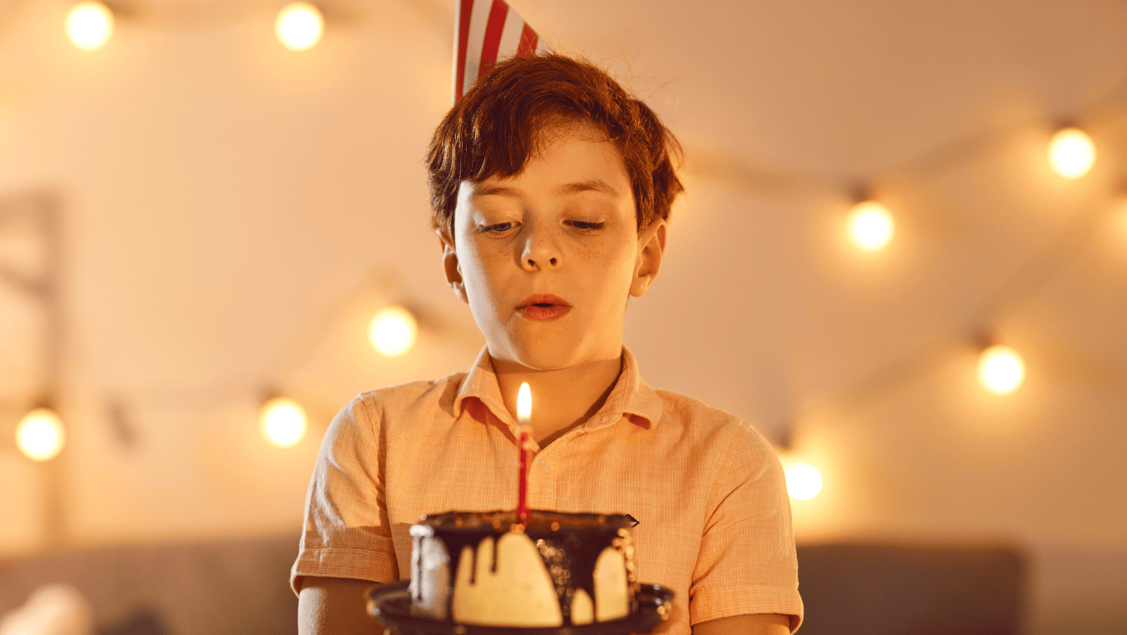 ילד מביע משאלה ביום הולדת