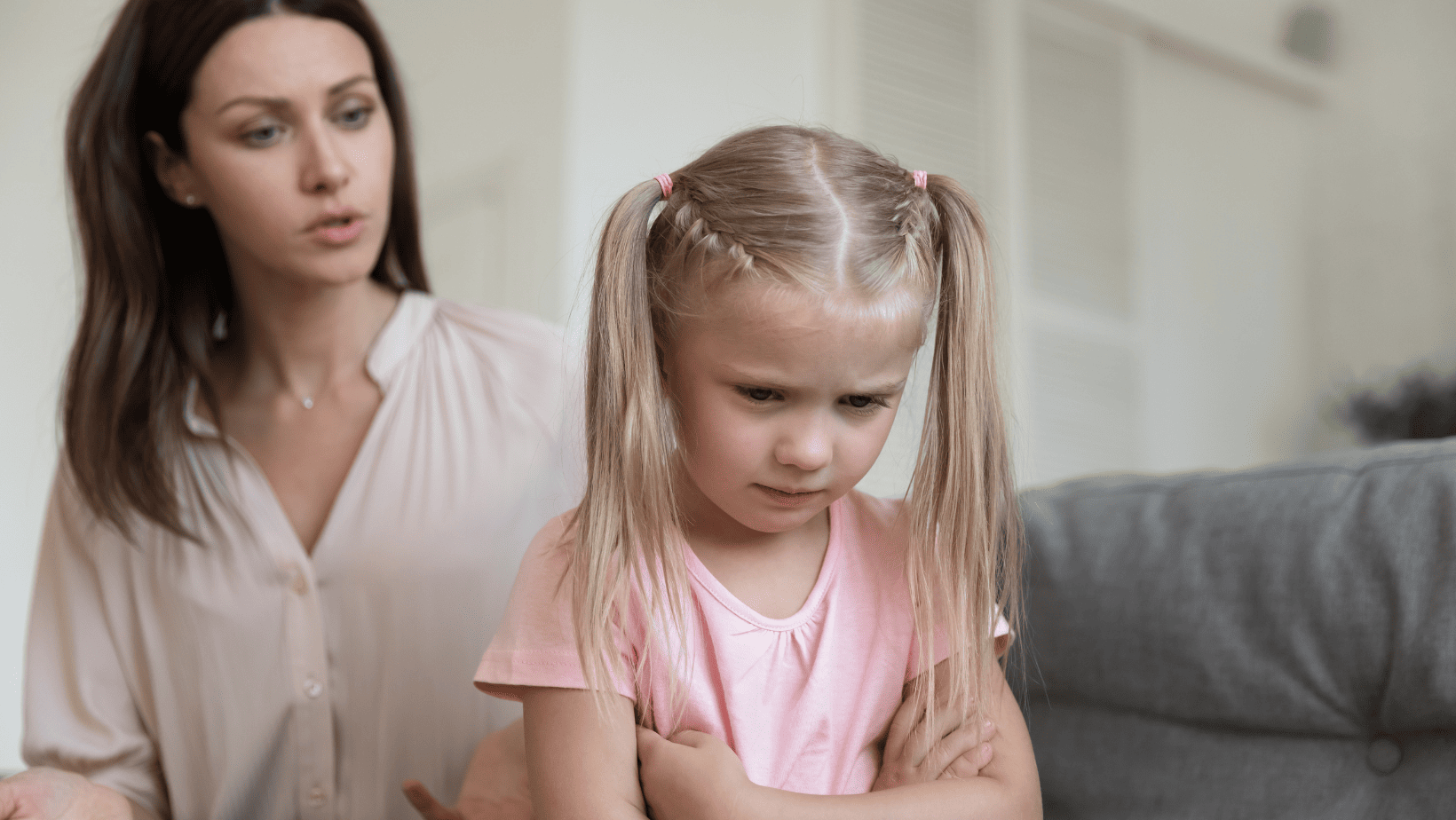 ילדה עם הגב לאמא שלה כועסת אחרי התקף כעס