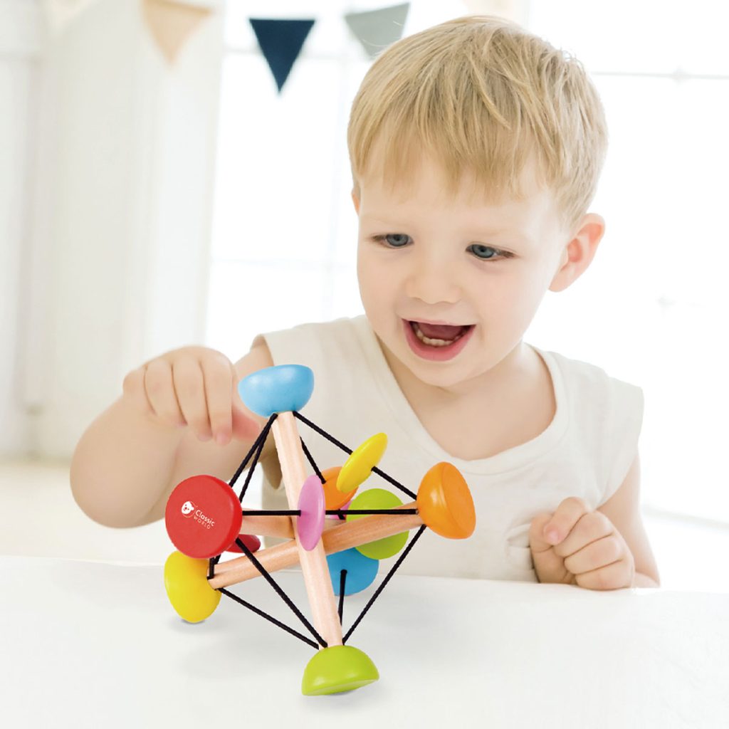 ילד משחק בכדור קסם