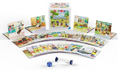 קופסת משחק בריינבוקס חיות מחמד עם קלפי משחק צבעוניים וקוביות